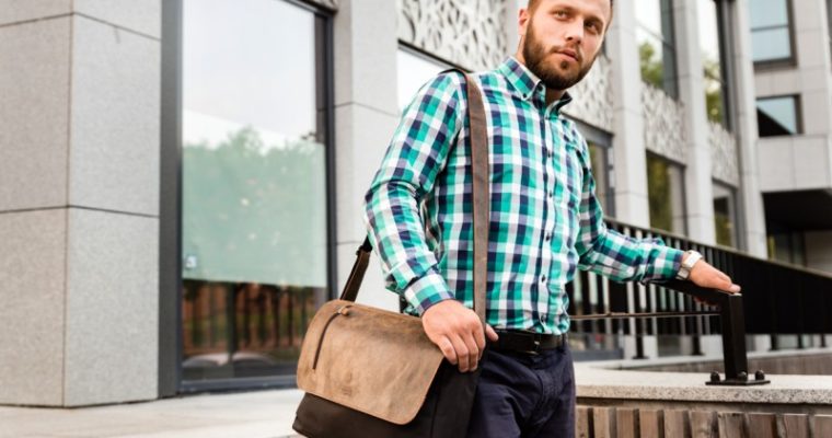 Męski dress code w podróży służbowej – w czym nosić dokumenty?